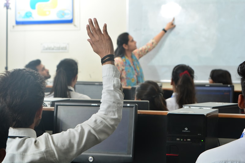 Ученики и преподаватель в компьютерном классе
